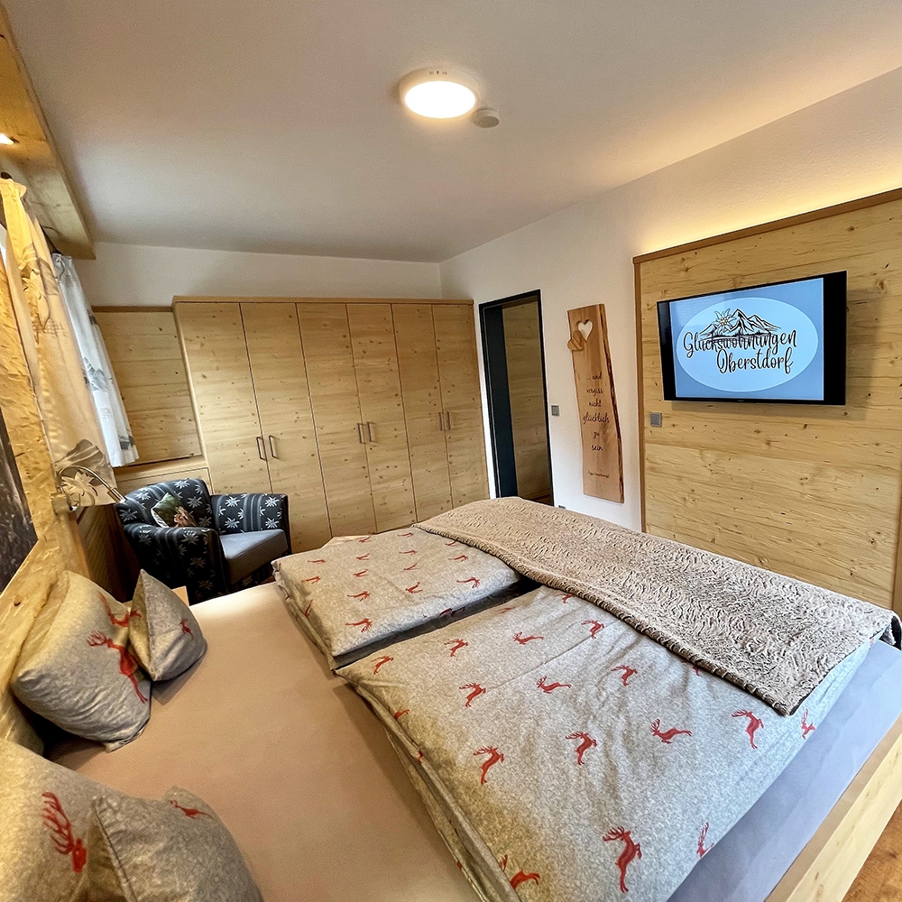 Schlafzimmer mit Fernseher
