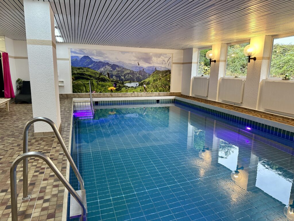 Großes Schwimmbad