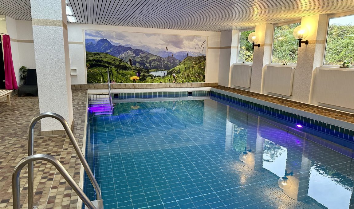 Großes Schwimmbad