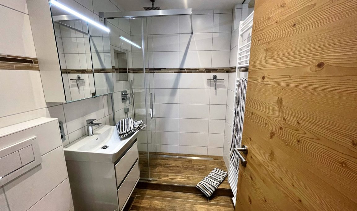 Badezimmer mit Regendusche